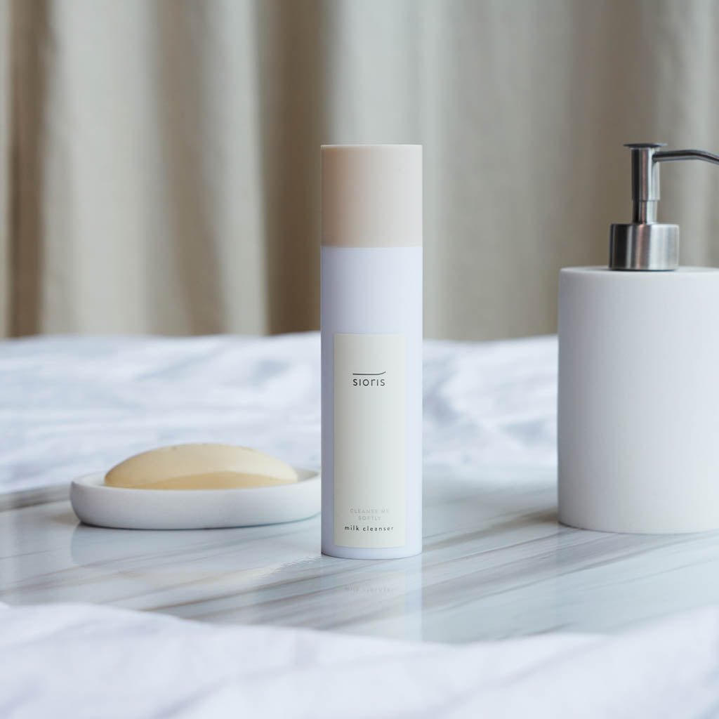 SIORIS - Cleanse Me Softly Milk Cleanser (200ml), lait démaquillant naturel au thé vert pour une peau nettoyée des traces de maquillage mais aussi hydratée et soyeuse.
