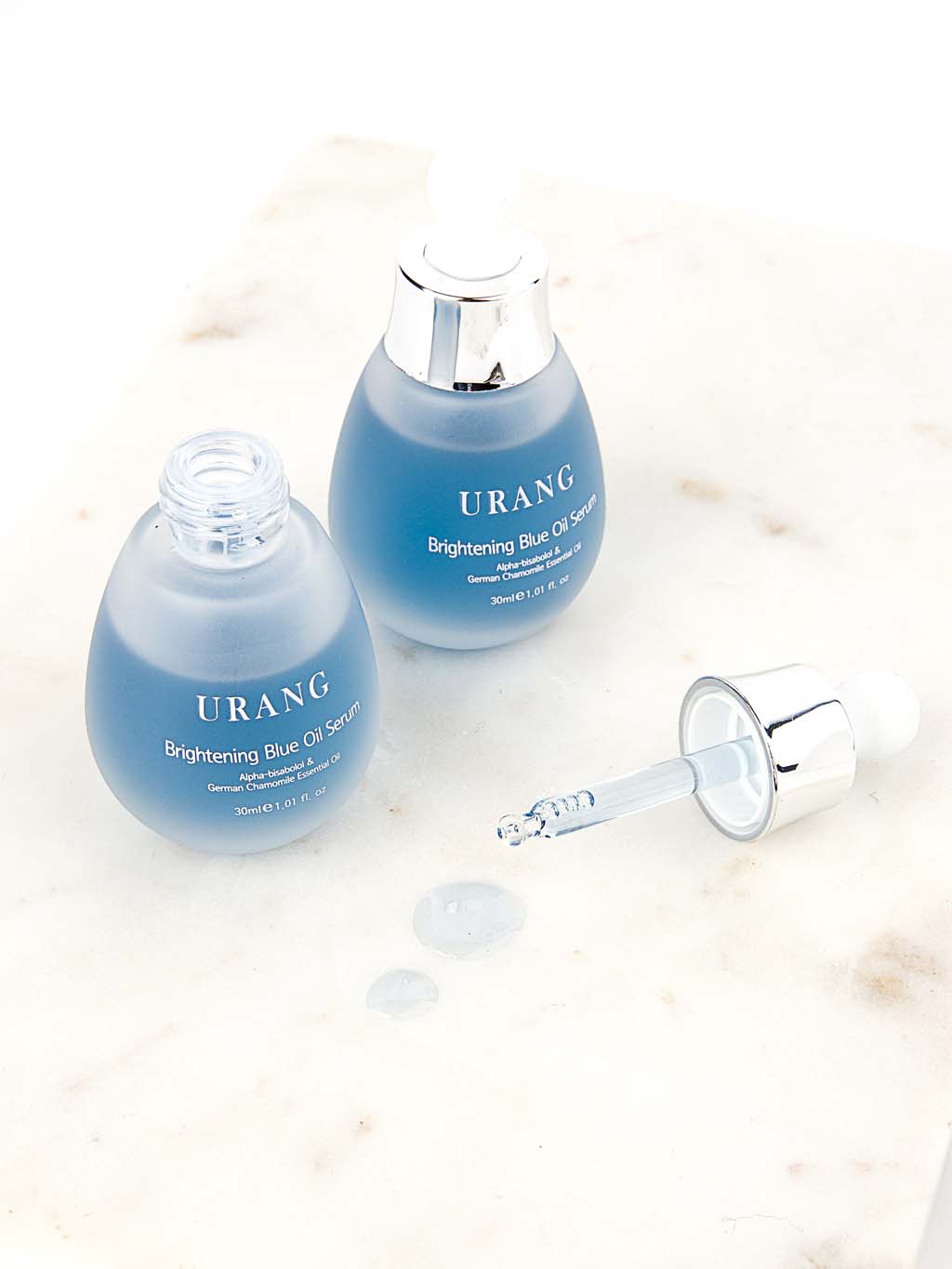 Texture de Brightening Blue Oil Serum de la marque coréenne URANG est apprécié pour ses effets éclaircissants, hydratants et apaisants. Retrouvez une peau éclatante et radieuse grâce à sa formule naturelle à 99,9%, efficace et sans superflu avec seulement 4 ingrédients.