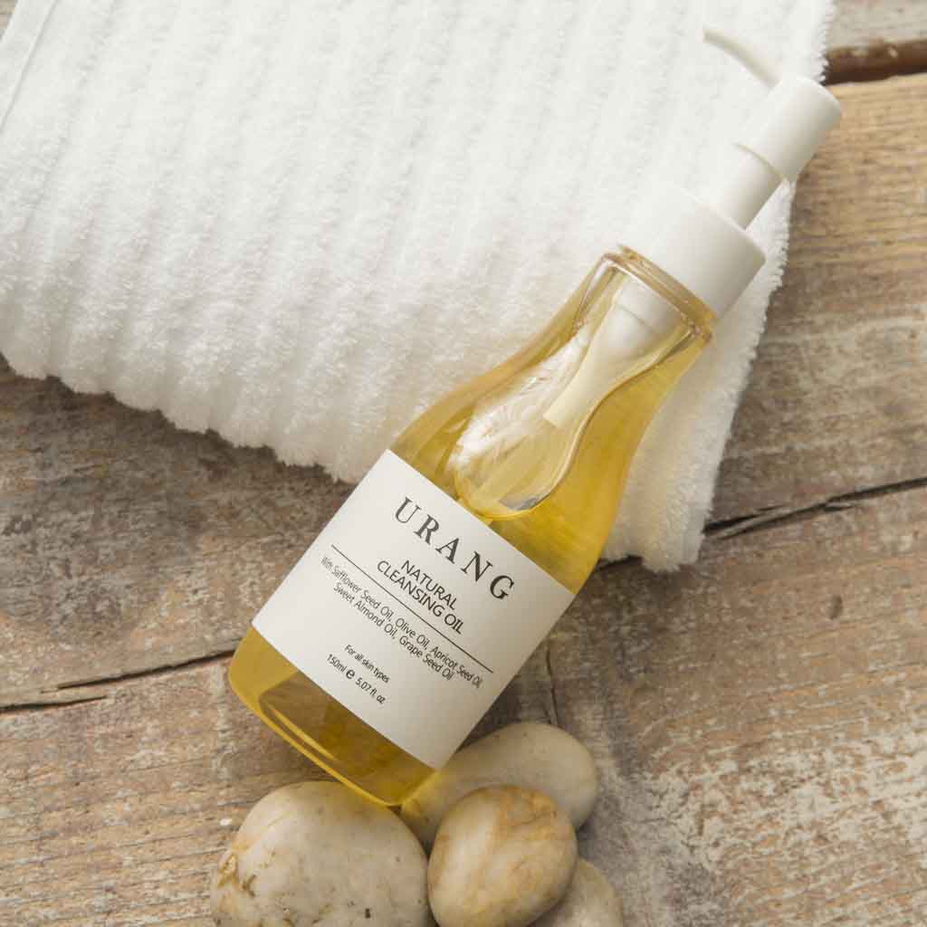 Natural Cleansing Oil de la marque coréenne URANG, huile démaquillante douce, avec sa texture luxueuse élimine facilement le maquillage, crème solaire, sébum et autres impuretés, sans assécher votre peau. 